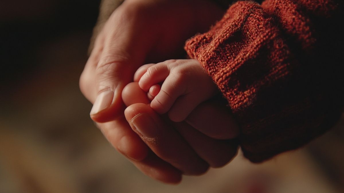 Le phénomène intriguant du bébé qui se met à pleurer avec maman mais reste calme avec papa